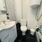 By The Sea - With Free Parking Apartament