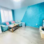 By The Sea - With Free Parking Apartament *