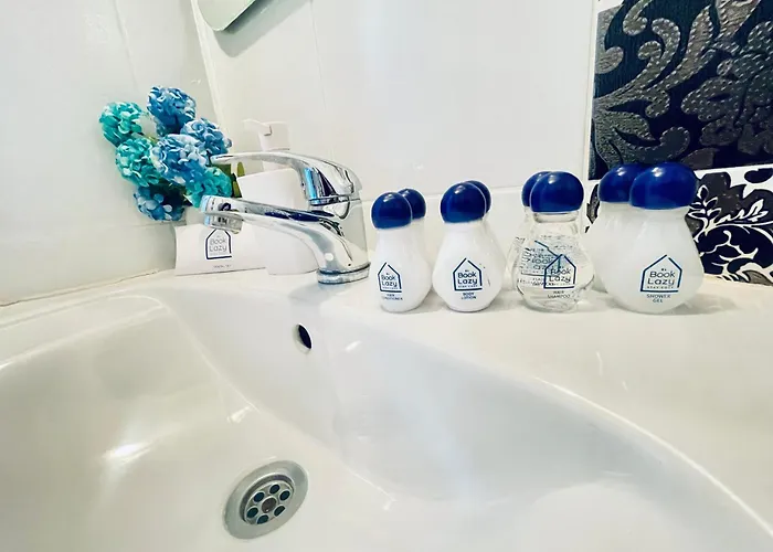 By The Sea - With Free Parking Daire *