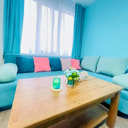 By The Sea - With Free Parking Apartman