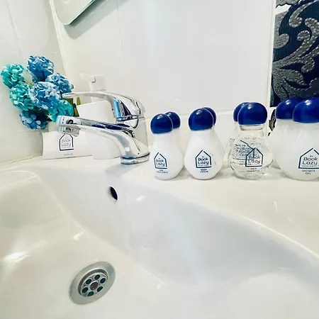 By The Sea - With Free Parking Apartment *